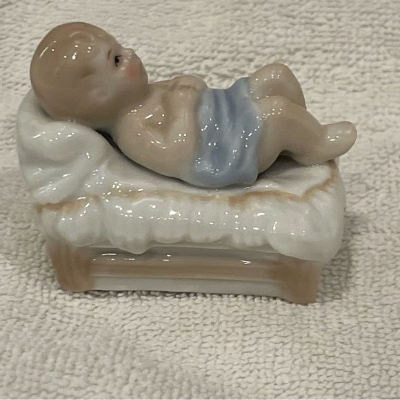 VINTAGE Baby Jesus Enesco Porcelain Nativity Circa 1986 Replacement Piece. - Picture 2 of 13
